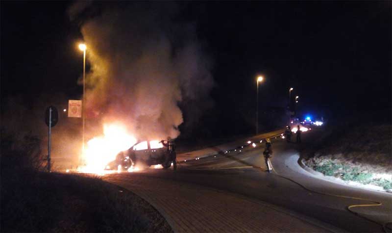 El coche ardiendo en la rotonda. Foto: Protecció Civil Lliçà d'Amunt