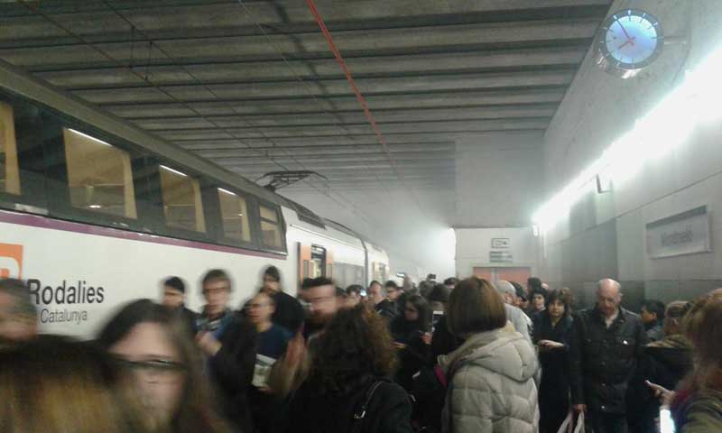 Una intensa humareda ha llenado la estación de Montmeló. Foto: J. Ginesta