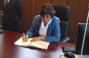 Montserrat Roca signa al llibre d'honor de l'Ajuntament abans de començar el pregó. Josep MAS