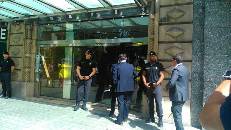 Miembros del cuerpo policial entrando en la sede de Barcelona de Efial