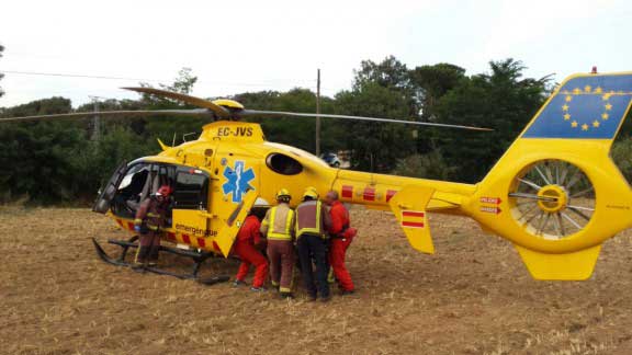 El herido fue trasladado en helicóptero al Hospital de Sant Pau. Foto: Bombers de El Figaró