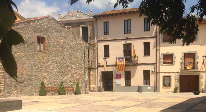 La estelada sigue en la fachada del Ayuntamiento de Sant Esteve