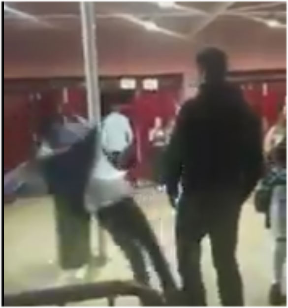 Momernto del video en que se ve el joven cayendo al suelo tras ser goilpeado por el portero