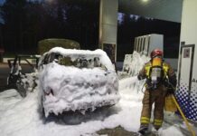 Se incendia un coche en la C-59 mientras los propietarios llenaban el depósito de gasolina