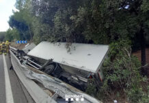 Un conductor resulta herido leve en la salida de vía de un camión en la C-17 en la Garriga