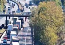 Un camión cisterna cargado de gasoil se sale de la vía en la AP-7 a la altura de Llinars del Vallès y provoca un vertido