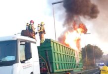 Un incendio de un camión provoca importantes retenciones en la B-30 este lunes por la mañana