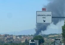 Un incendio en el exterior de una empresa de Lliçà de Vall afecta varios vehículos y matorrales