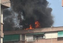 Los Bomberos extinguen un incendio en la azotea de un edificio de Mollet