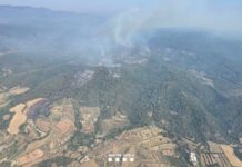 El incendio de Sentmenat continúa activo y mantiene confinadas dos urbanizaciones de Caldes de Montbui